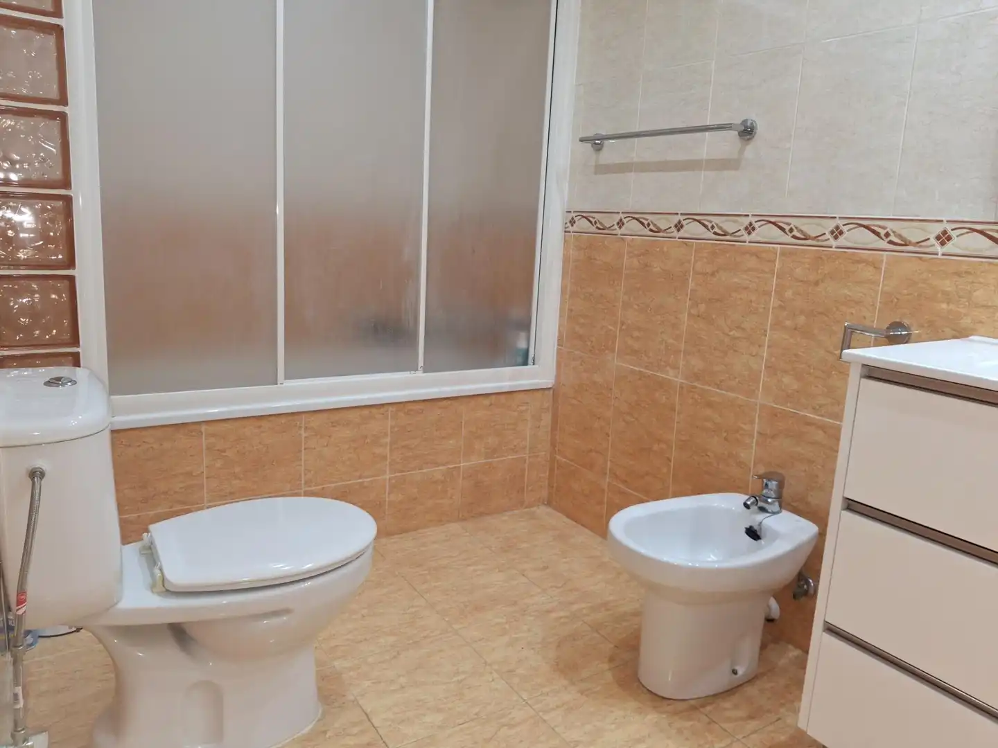 Badezimmer von Einfamilien-Reihenhaus zum Verkauf in Oropesa del Mar / Orpesa mit Klimaanlage und Balkon