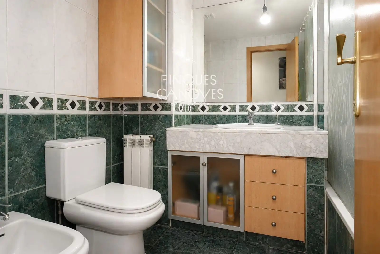 Badezimmer von Wohnung zum Verkauf in Salt mit Heizung, Terrasse und Möbliert