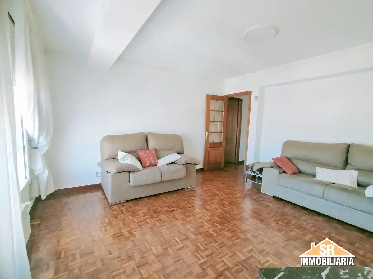 Sala d'estar de Pis de lloguer en A Coruña Capital  amb Parquet, Forn i Rentadora