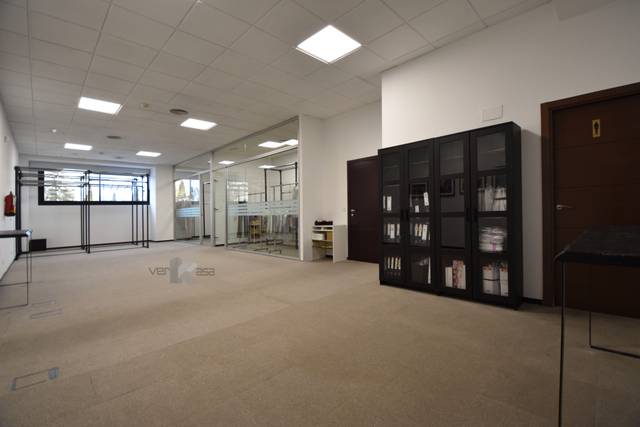 Local comercial en Alquiler en Calle Poeta José Hierro, 1 en San José - Buenos Aires