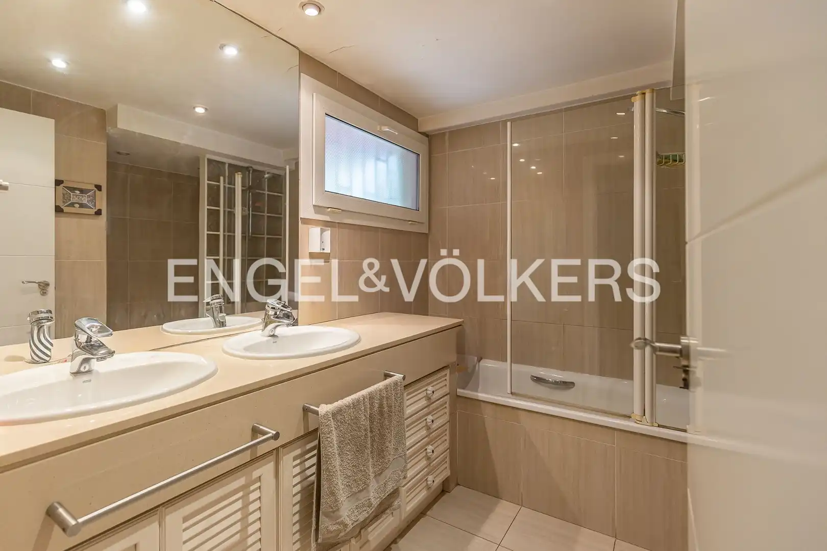 Badezimmer von Wohnung zum Verkauf in Madrid mit Klimaanlage, Heizung und Parkett