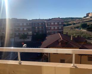 Vista exterior de Dúplex en venda en Villaquilambre amb Calefacció, Parquet i Terrassa
