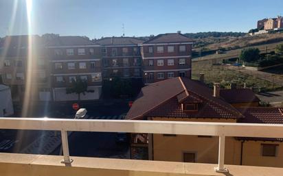 Vista exterior de Dúplex en venda en Villaquilambre amb Calefacció, Parquet i Terrassa