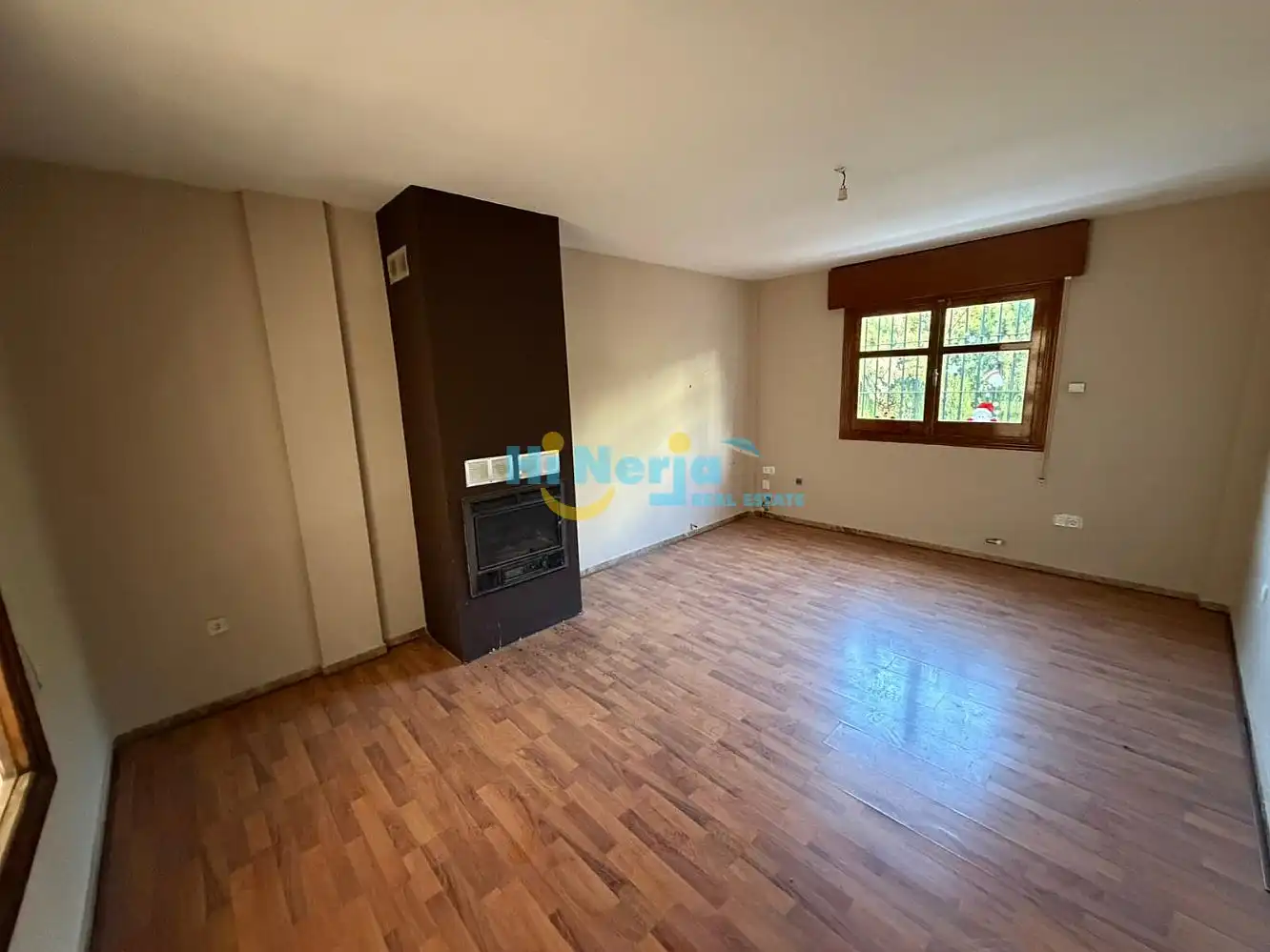 Sala d'estar de Casa adosada en venda en La Zubia amb Terrassa i Piscina