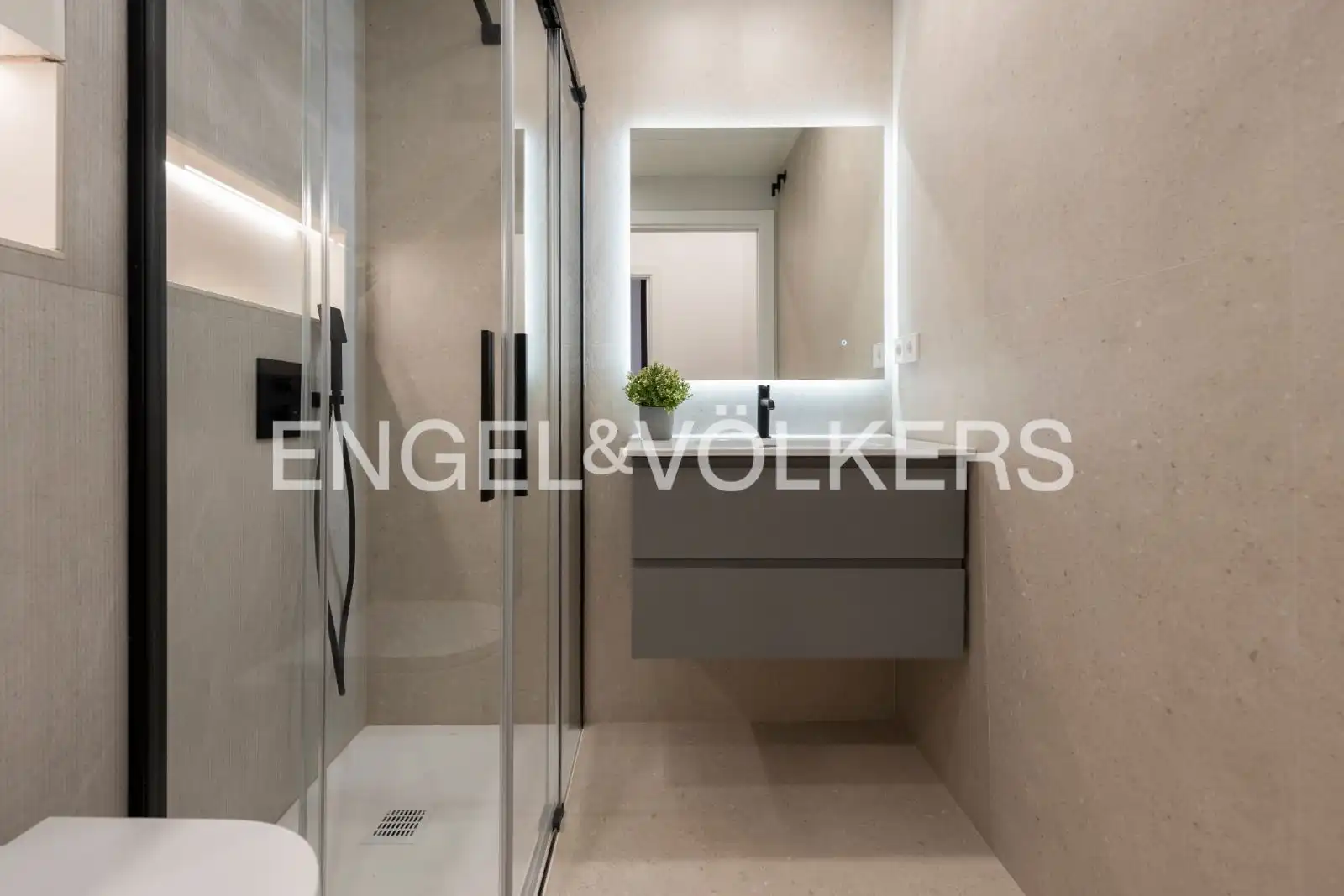 Badezimmer von Wohnungen zum Verkauf in Barcelona mit Klimaanlage, Heizung und Parkett