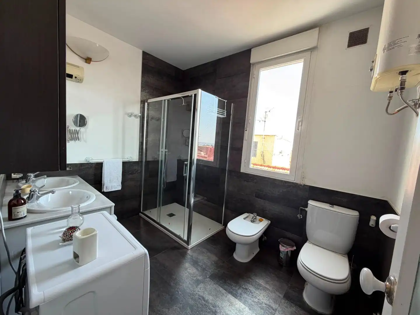 Badezimmer von Dachboden zur Miete in Madrid mit Klimaanlage, Terrasse und Möbliert