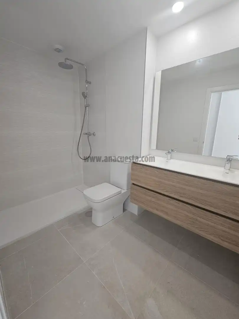 Baño de Apartamento en venta en Estepona con Aire acondicionado, Terraza y Piscina comunitaria