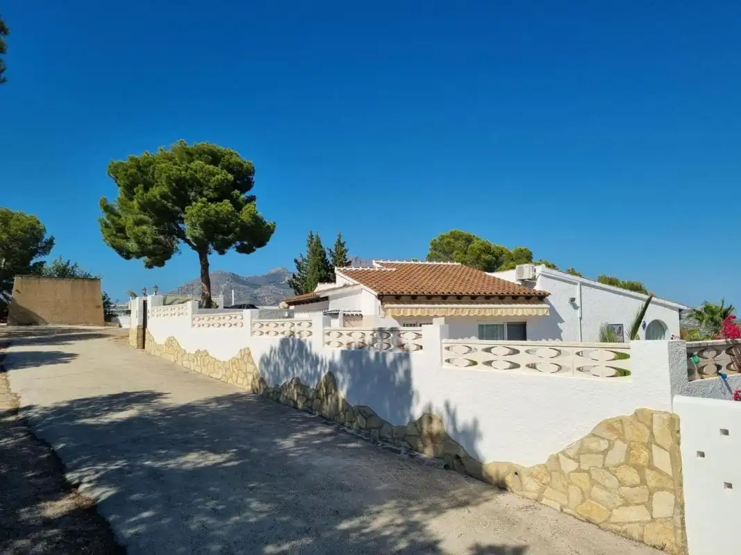 Vista exterior de Casa o chalet en venta en La Nucia con Aire acondicionado y Jardín privado