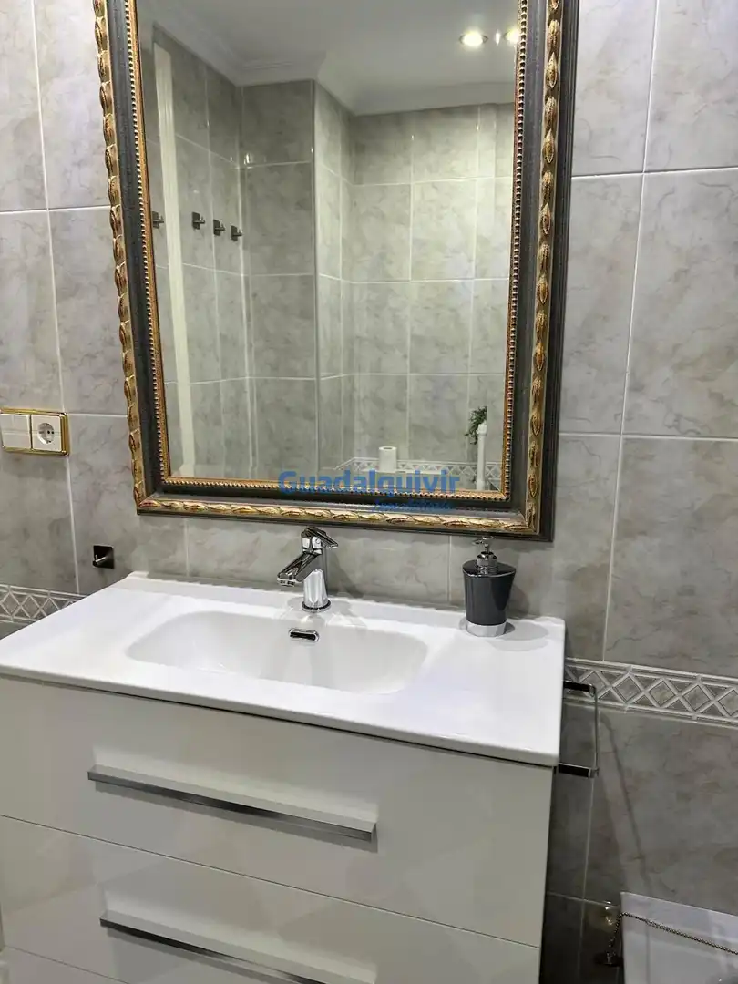 Badezimmer von Wohnung zur Miete in Sevilla mit Klimaanlage, Heizung und Terrasse