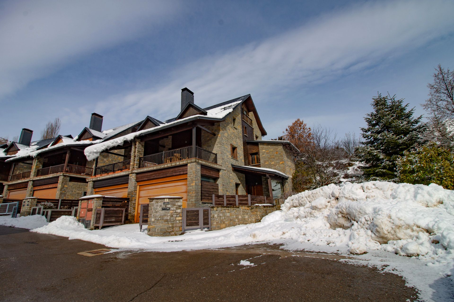 Vista exterior de Casa adosada en venda en Sallent de Gállego amb Calefacció, Jardí privat i Parquet