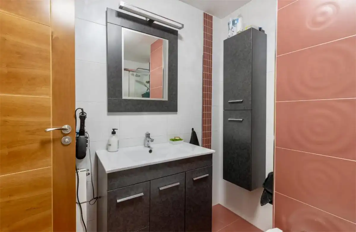 Bathroom of Flat for rent in Granada  with Air Conditioner, Heating and Furnished