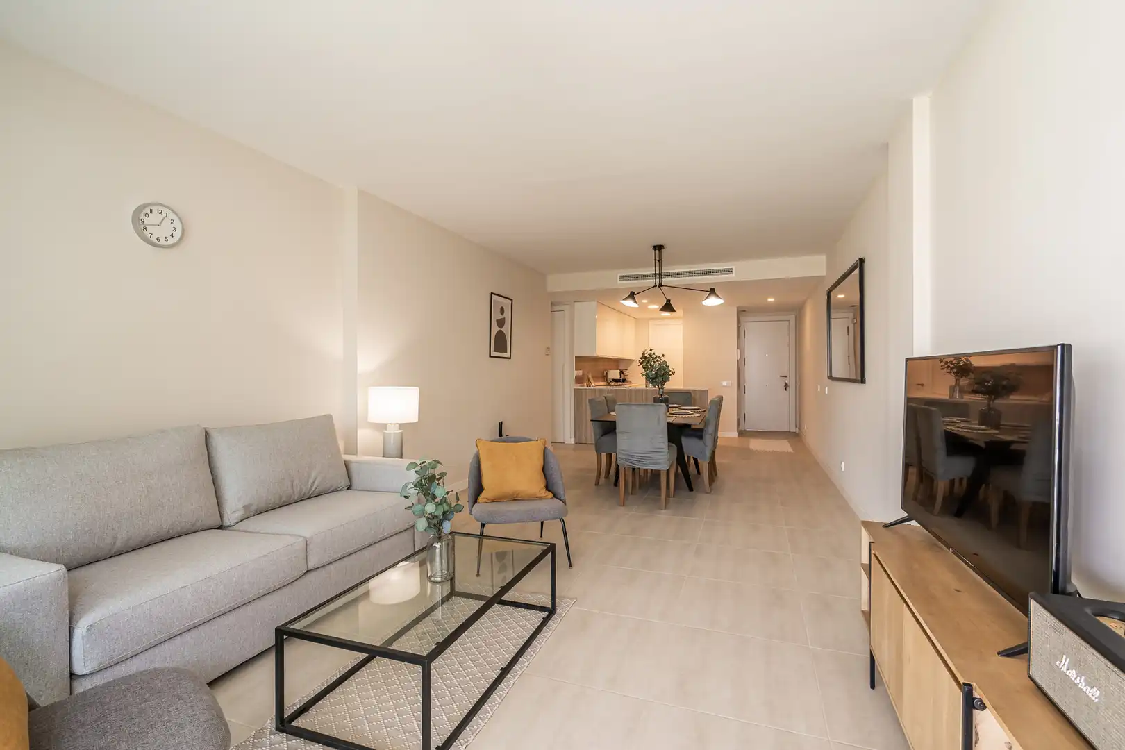 Wohnzimmer von Erdgeschoss zum Verkauf in Estepona mit Klimaanlage, Terrasse und Schwimmbad