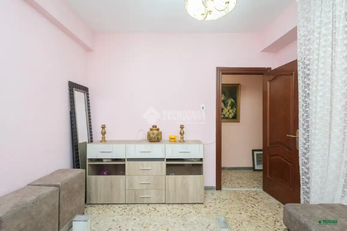 Sala d'estar de Pis en venda en Almería amb Calefacció i Balcó