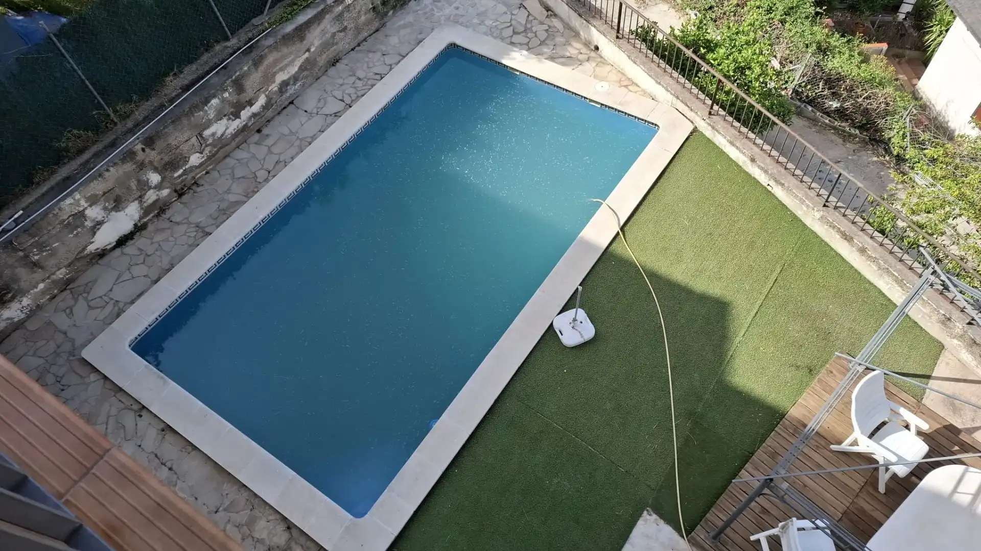 Piscina de Casa adosada en venda en Vallirana amb Aire condicionat i Terrassa