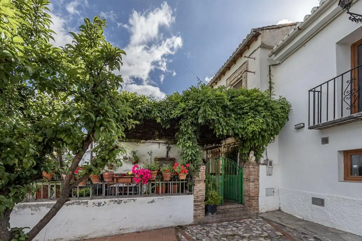 Vista exterior de Casa o xalet en venda en Granada amb Terrassa i Balcó