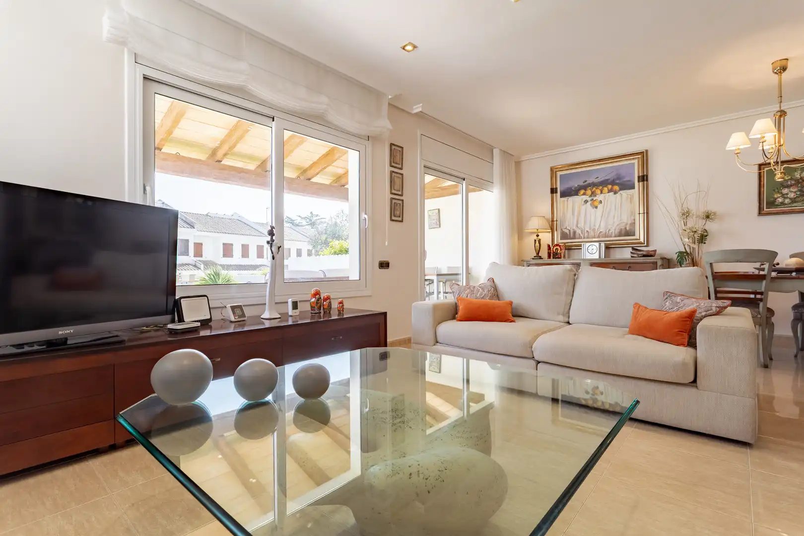 Sala de estar de Casa adosada en venta en Torredembarra con Aire acondicionado, Calefacción y Jardín privado