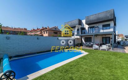 Piscina de Casa adosada en venda en Navalcarnero amb Aire condicionat, Calefacció i Jardí privat