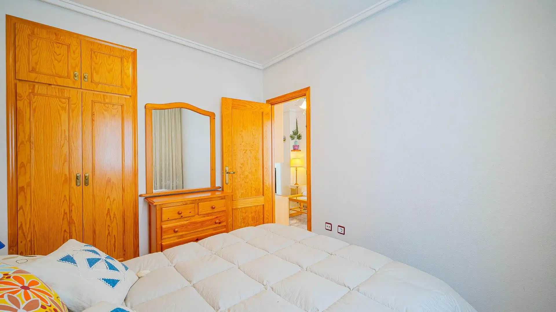 Dormitori de Apartament en venda en Torrevieja amb Aire condicionat, Terrassa i Moblat