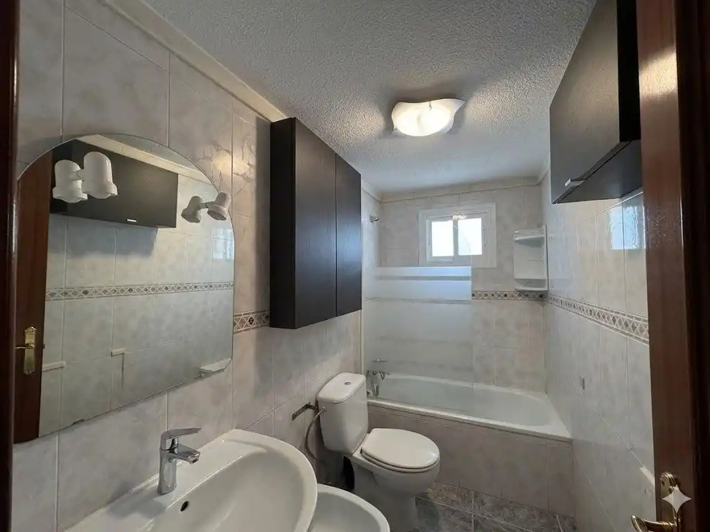 Badezimmer von Wohnung zur Miete in Móstoles mit Klimaanlage, Heizung und Parkett
