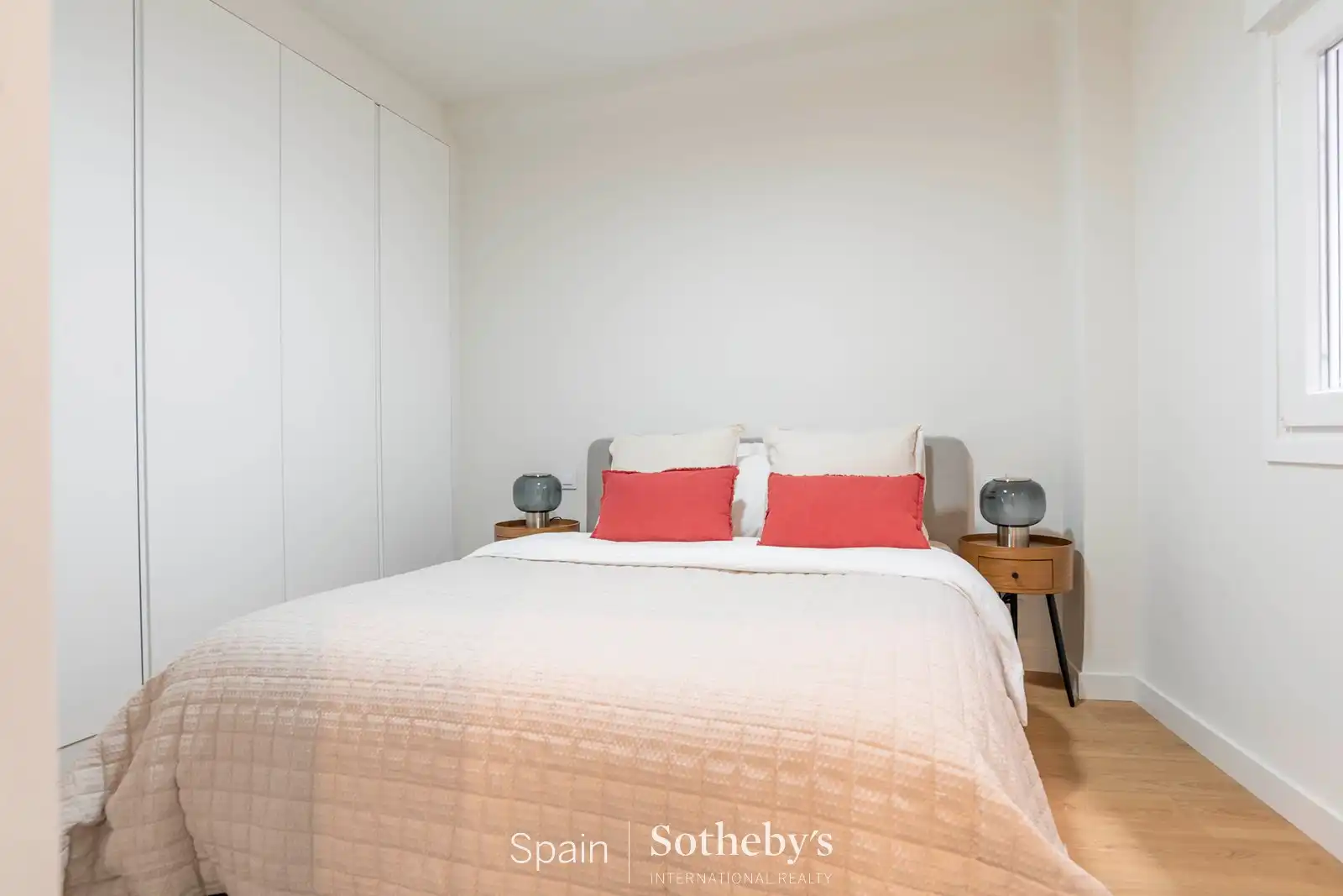 Dormitori de Apartament en venda en Madrid amb Aire condicionat i Terrassa