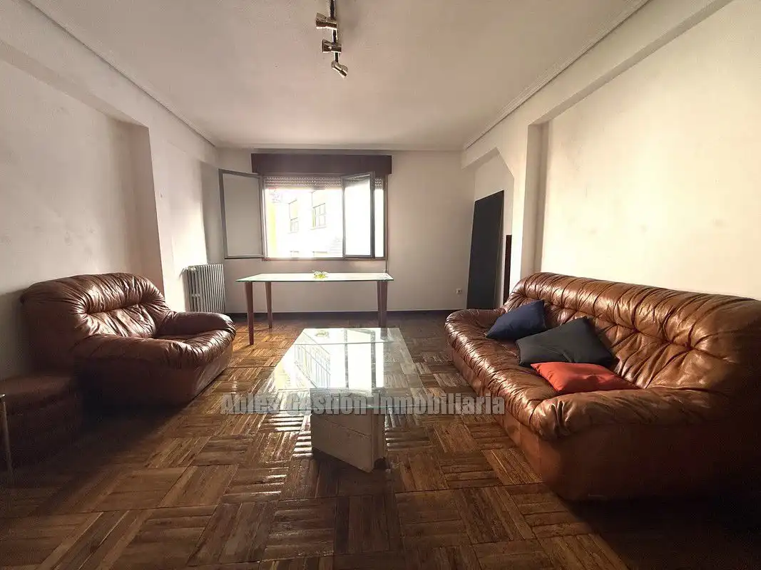 Wohnzimmer von Wohnung zur Miete in Oviedo  mit Heizung, Parkett und Abstellraum
