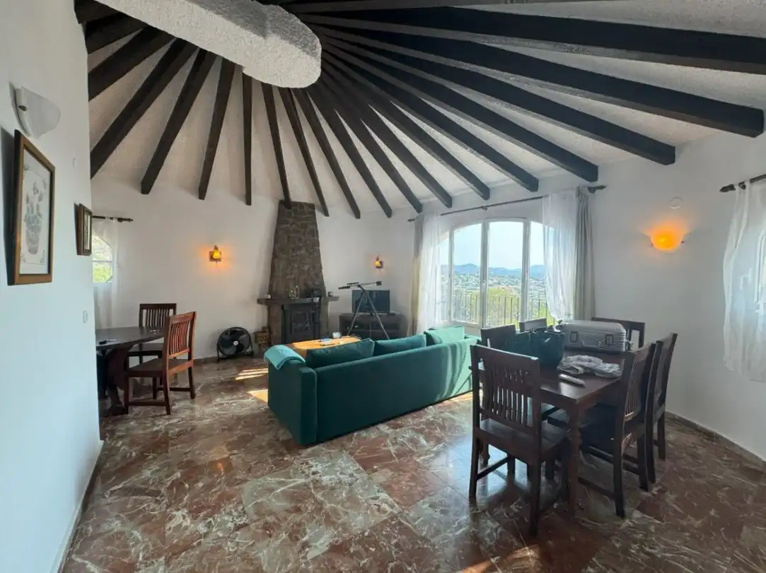 Sala d'estar de Casa o xalet en venda en Calpe / Calp amb Aire condicionat, Calefacció i Jardí privat