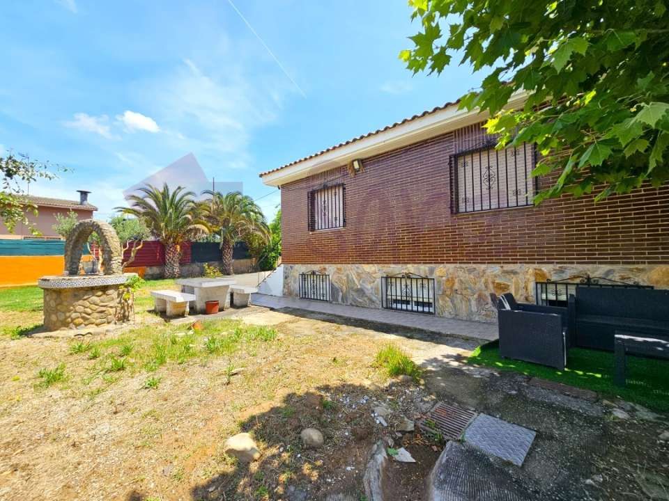 Vista exterior de Casa o xalet en venda en Agoncillo amb Calefacció, Jardí privat i Terrassa