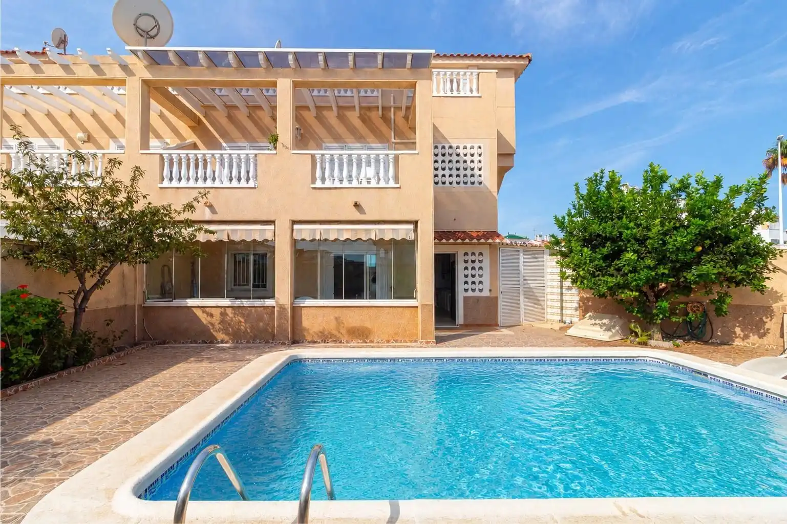 Piscina de Casa o xalet en venda en Orihuela amb Aire condicionat, Jardí privat i Terrassa