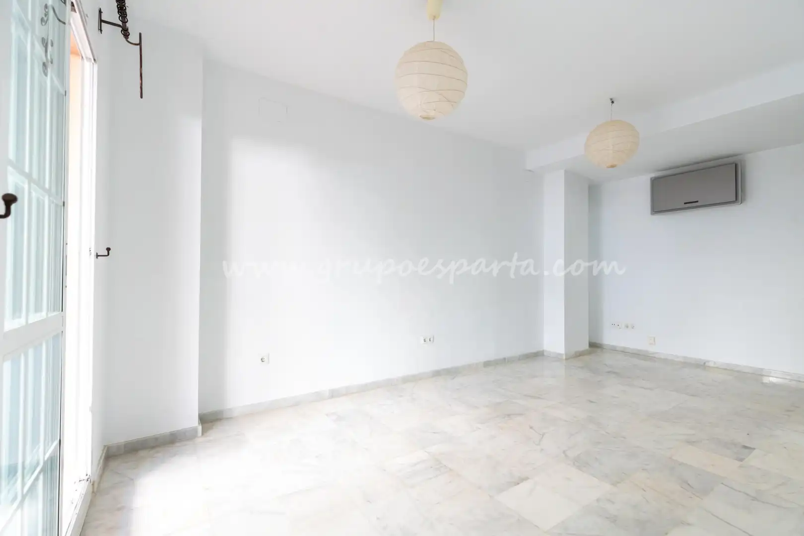 Detached homes for sale in Espartinas  with Air Conditioner, Heating and Oven