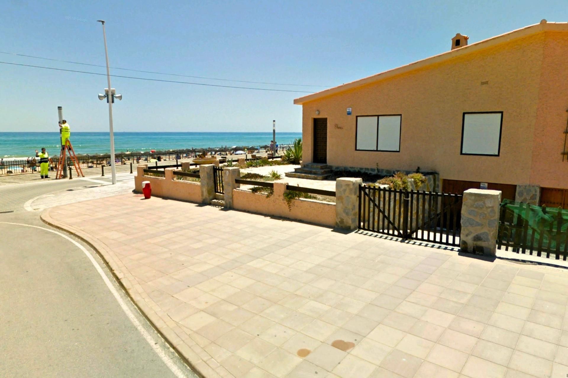Vista exterior de Casa o xalet en venda en Torrevieja amb Jardí privat i Terrassa