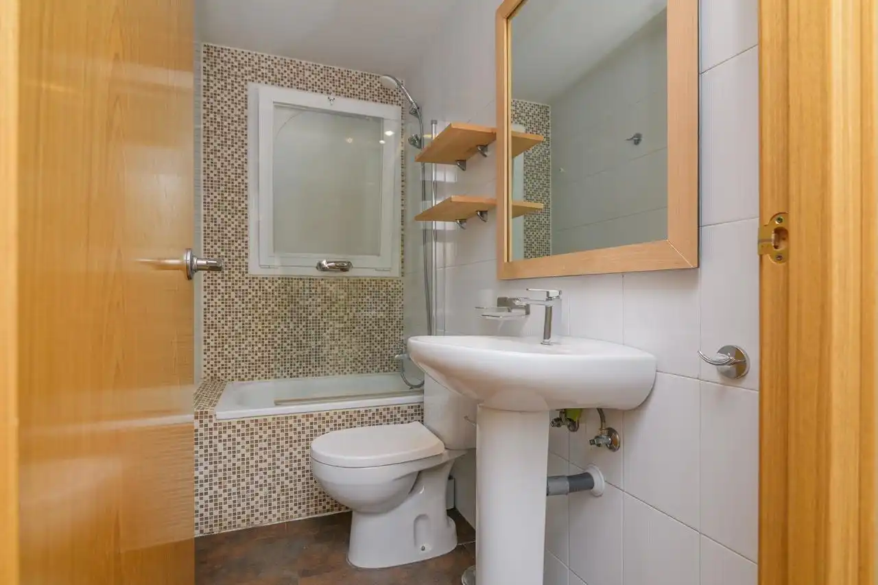 Badezimmer von Wohnung zum Verkauf in Barcelona mit Klimaanlage, Heizung und Balkon