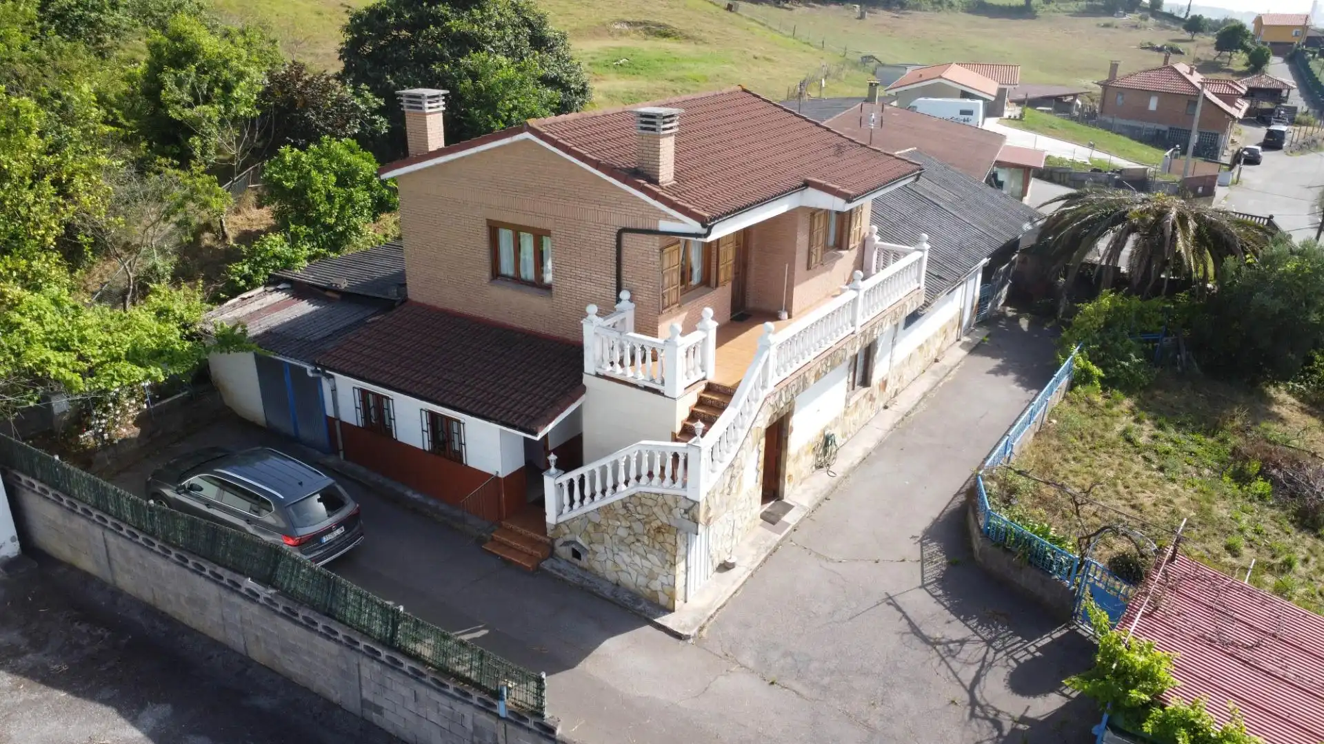 Vista exterior de Casa o xalet en venda en Gijón  amb Calefacció, Jardí privat i Terrassa