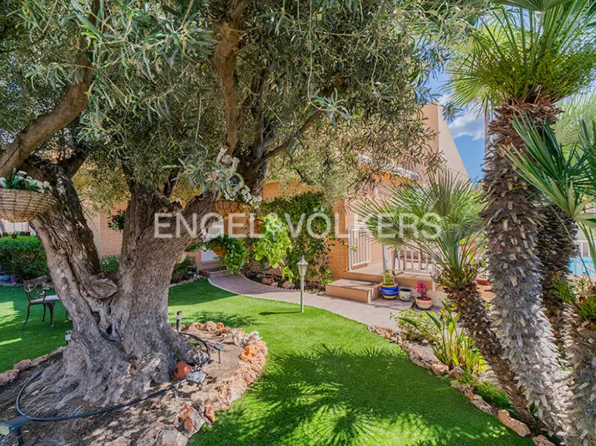 Vista exterior de Casa o xalet en venda en Alicante / Alacant amb Aire condicionat, Calefacció i Jardí privat
