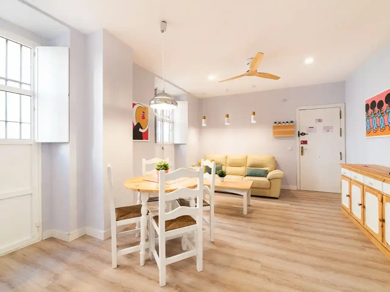 Sala d'estar de Apartament de lloguer en  Sevilla Capital amb Aire condicionat i Balcó