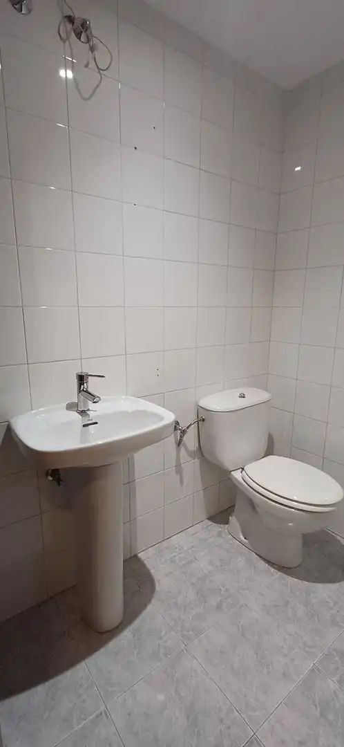 Badezimmer von Wohnung zur Miete in Gijón  mit Heizung, Abstellraum und Schwimmbad