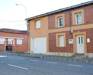 Vista exterior de Finca rústica en venda en Villaselán amb Calefacció i Jardí privat