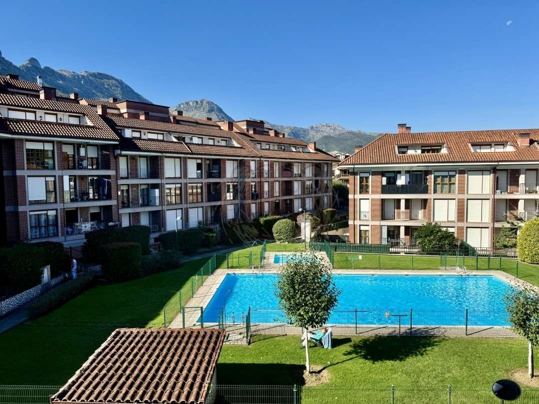 Vista exterior de Piso de alquiler en Ramales de la Victoria con Calefacción, Piscina y Balcón