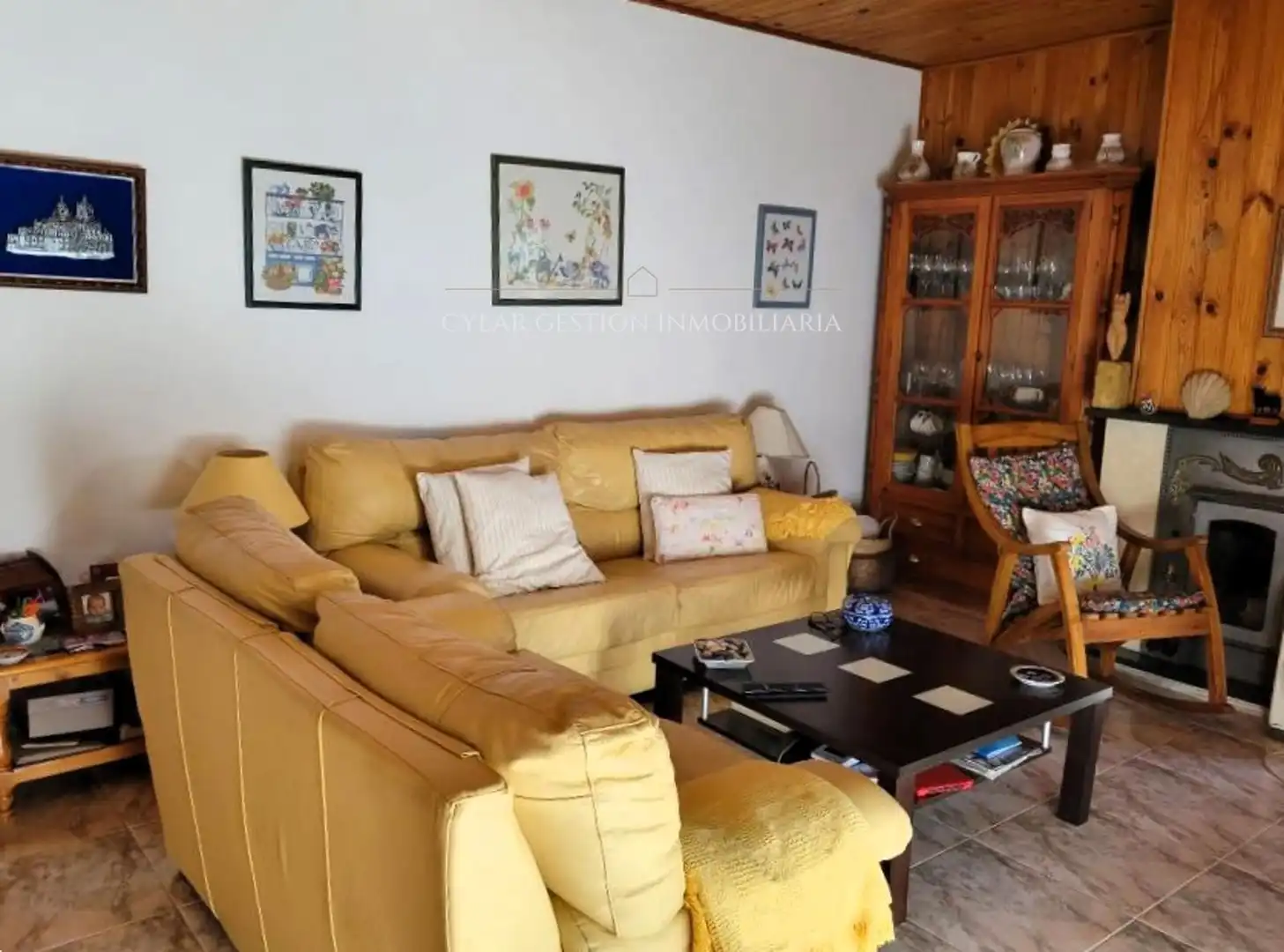 Sala d'estar de Casa o xalet en venda en Castellanos de Villiquera amb Calefacció i Piscina