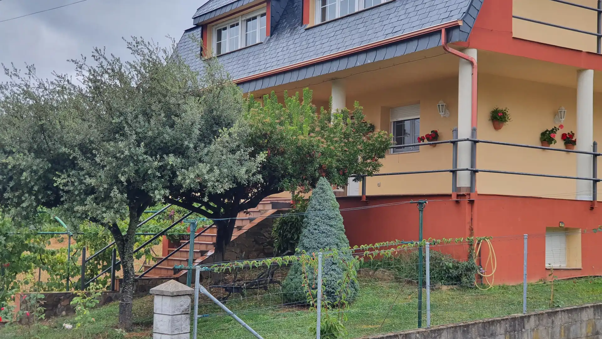 Vista exterior de Casa o chalet en venta en Vega de Espinareda con Calefacción, Jardín privado y Terraza