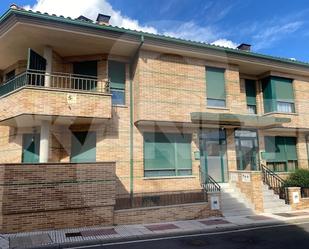 Vista exterior de Casa adosada en venda en Carbajosa de la Sagrada amb Calefacció, Jardí privat i Terrassa