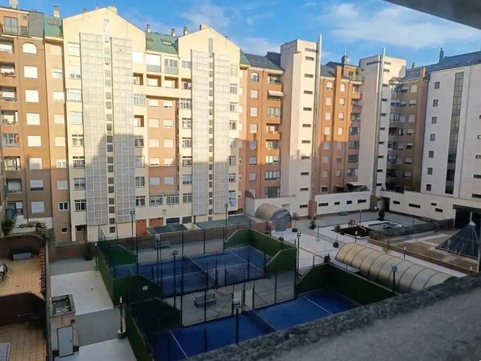 Vista exterior de Pis en venda en León Capital  amb Aire condicionat, Calefacció i Parquet