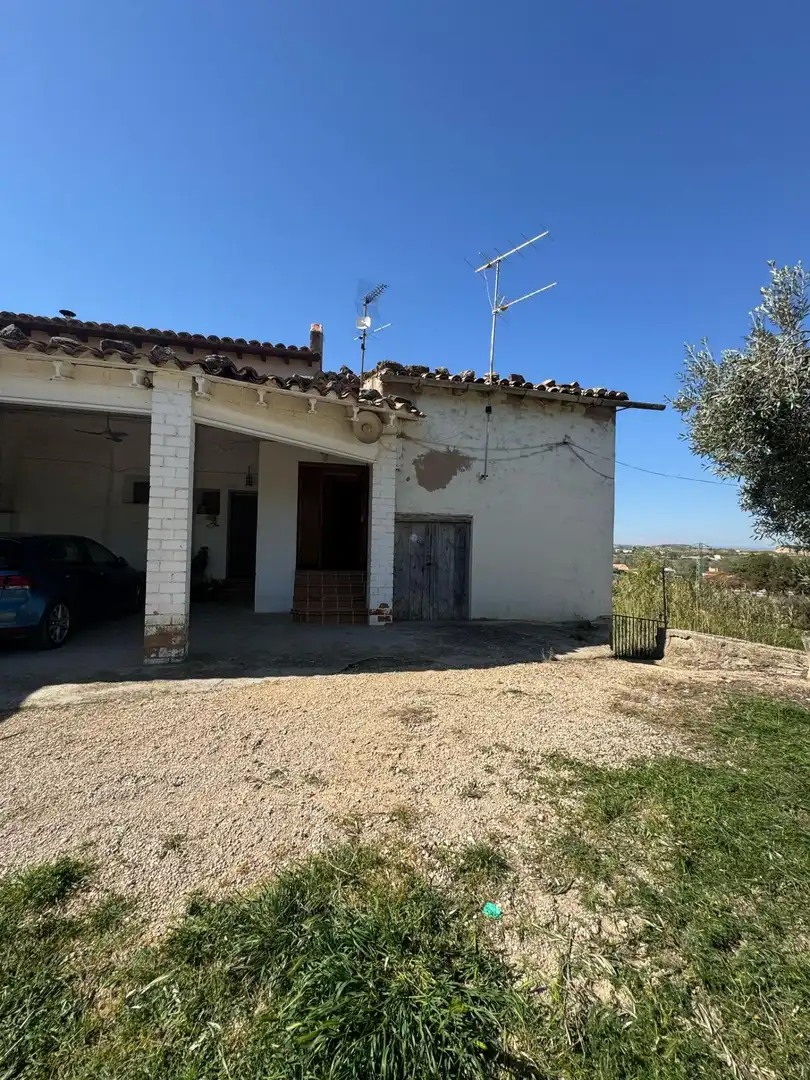 Vista exterior de Casa adosada en venda en Alcañiz amb Terrassa, Traster i Piscina comunitària