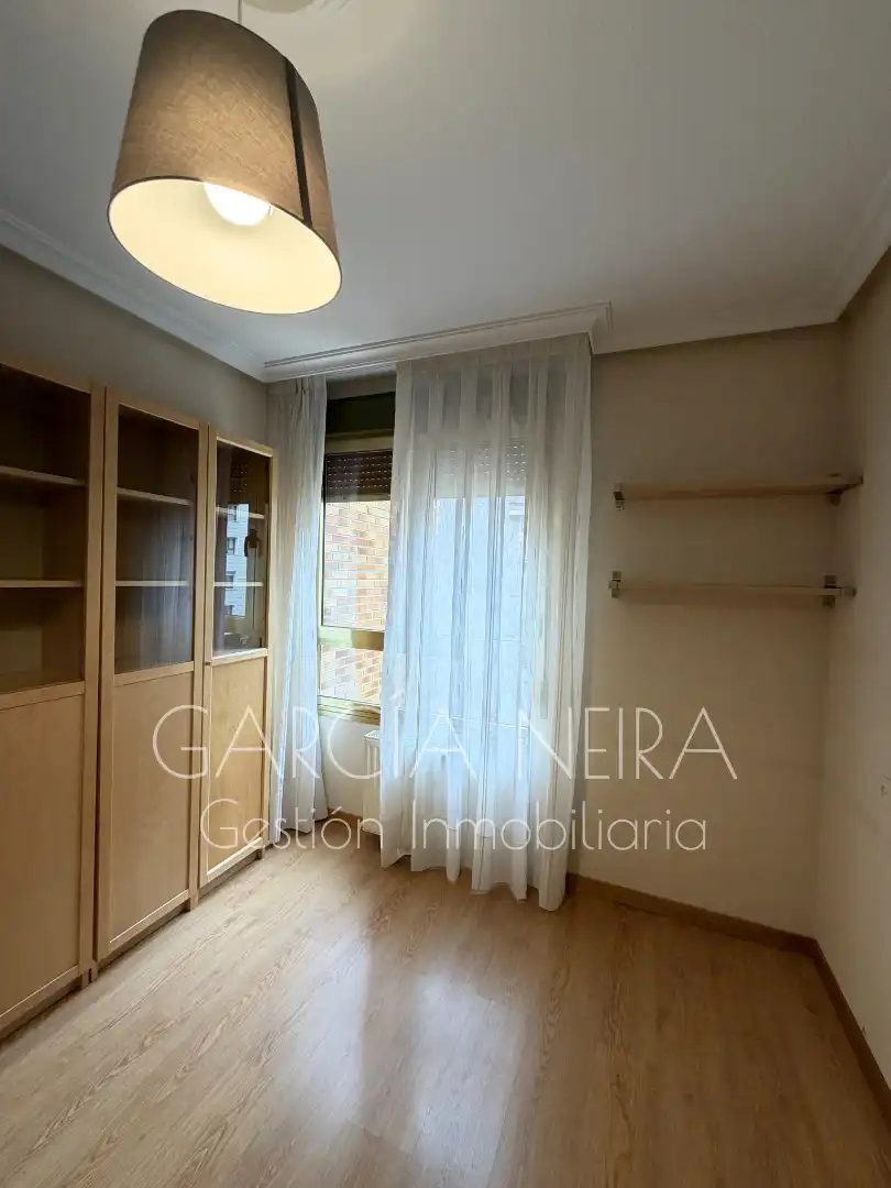 Dormitori de Pis en venda en Oviedo  amb Calefacció, Parquet i Traster