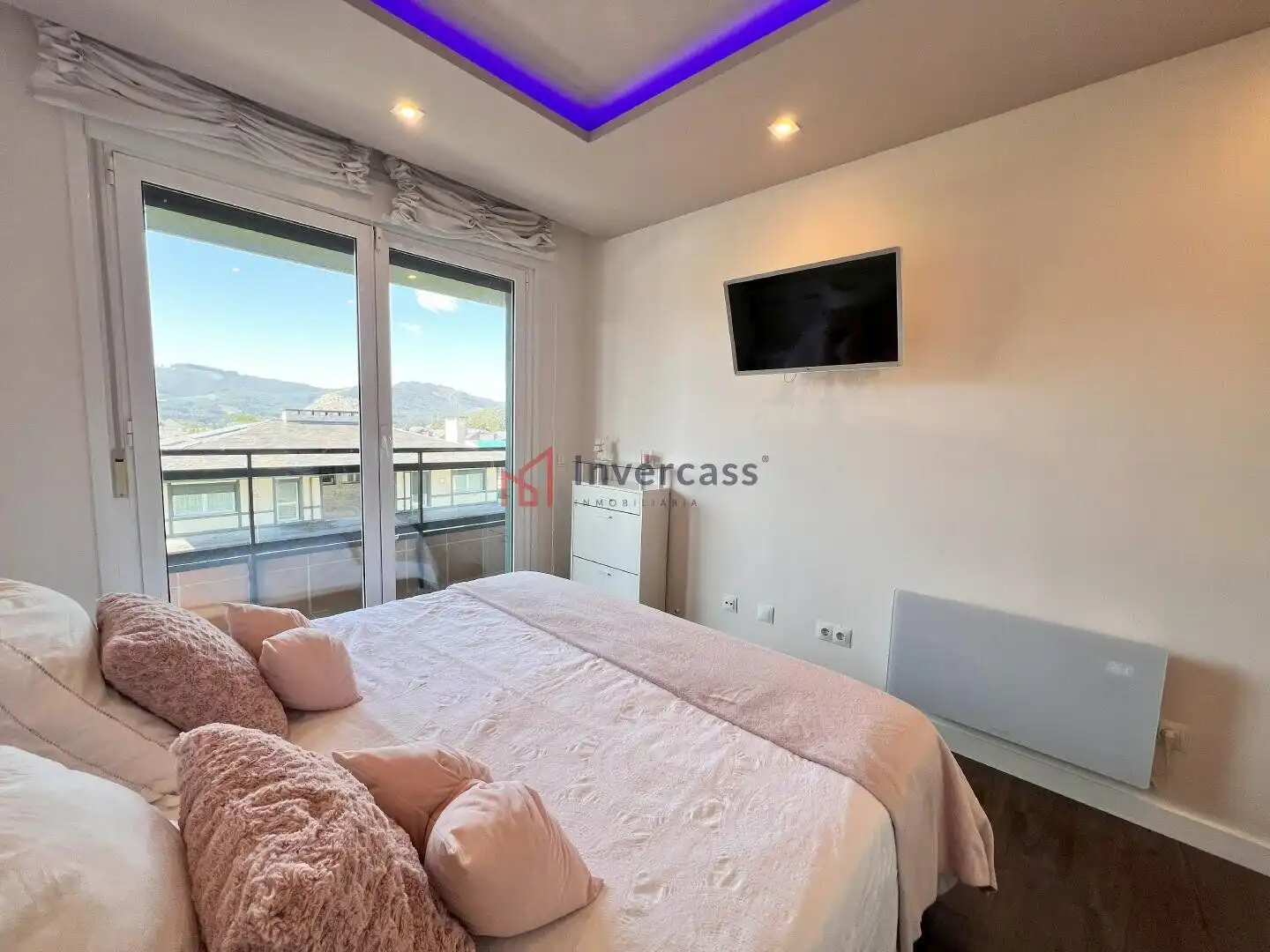 Habitación de Casa adosada en venta en Castro-Urdiales con Jardín privado, Trastero y Piscina comunitaria