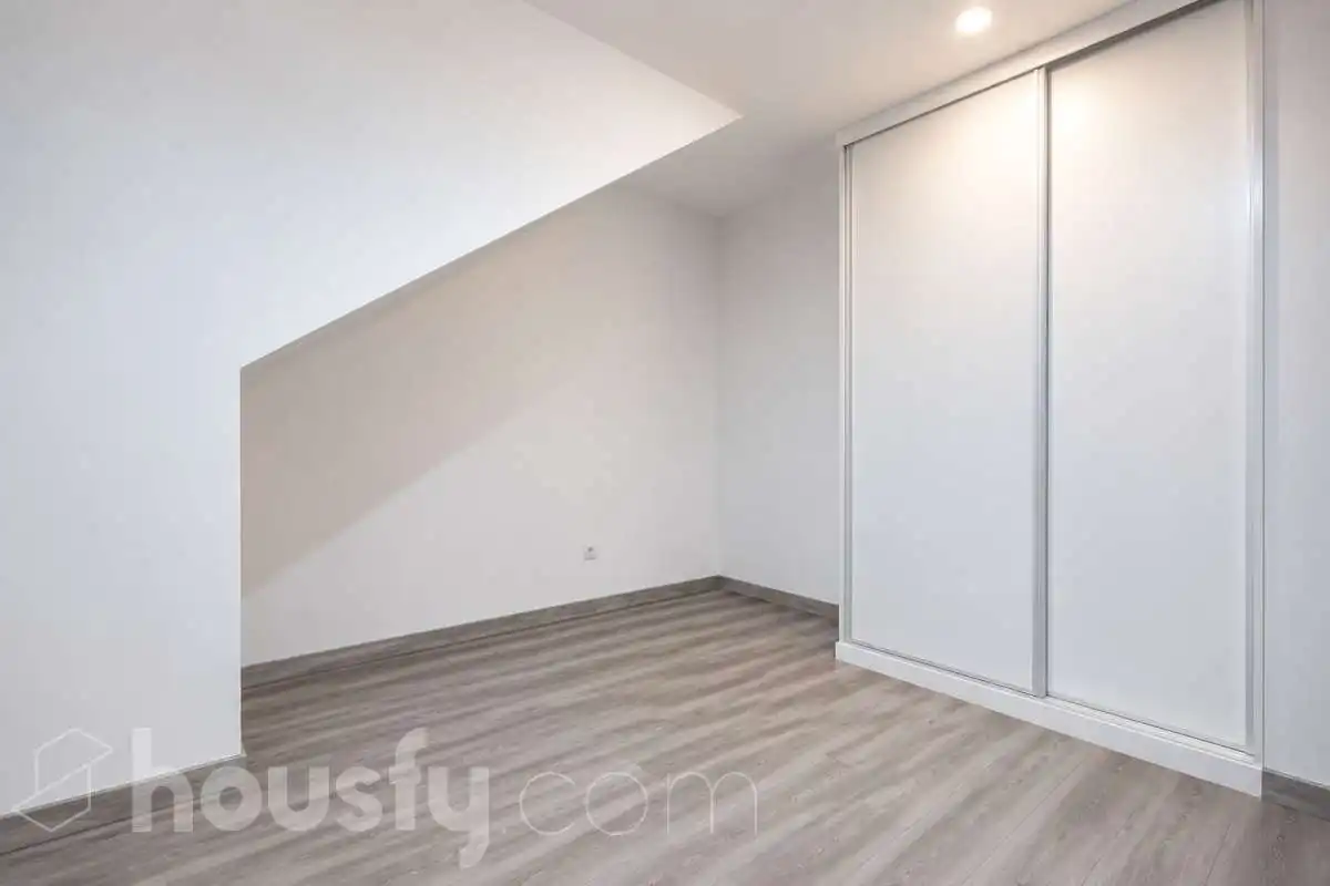 Bedroom of Flat for sale in Madrid  with Air Conditioner, Storage room and Furnished