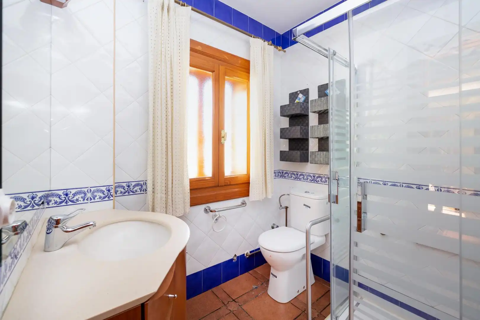 Bany de Casa o xalet en venda en Baza amb Aire condicionat, Calefacció i Jardí privat
