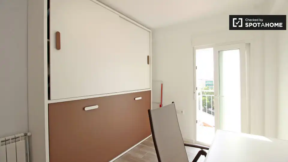 Room in La Verneda i la Pau