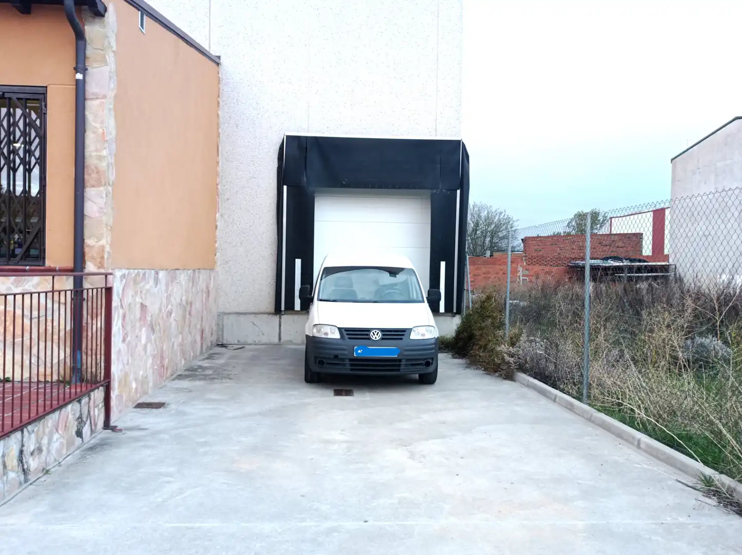 Aparcament de Nau industrial en venda en Mojados amb Calefacció i Alarma