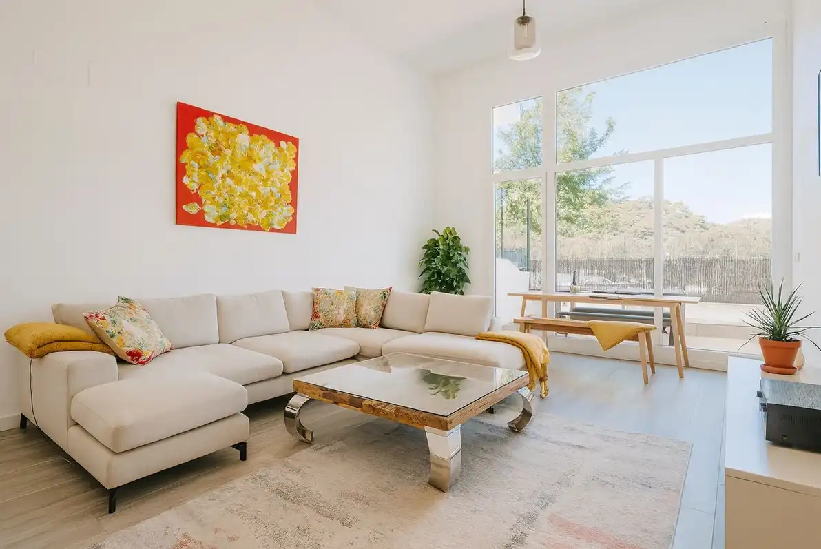 Sala de estar de Planta baja en venta en Benahavís con Aire acondicionado, Calefacción y Jardín privado