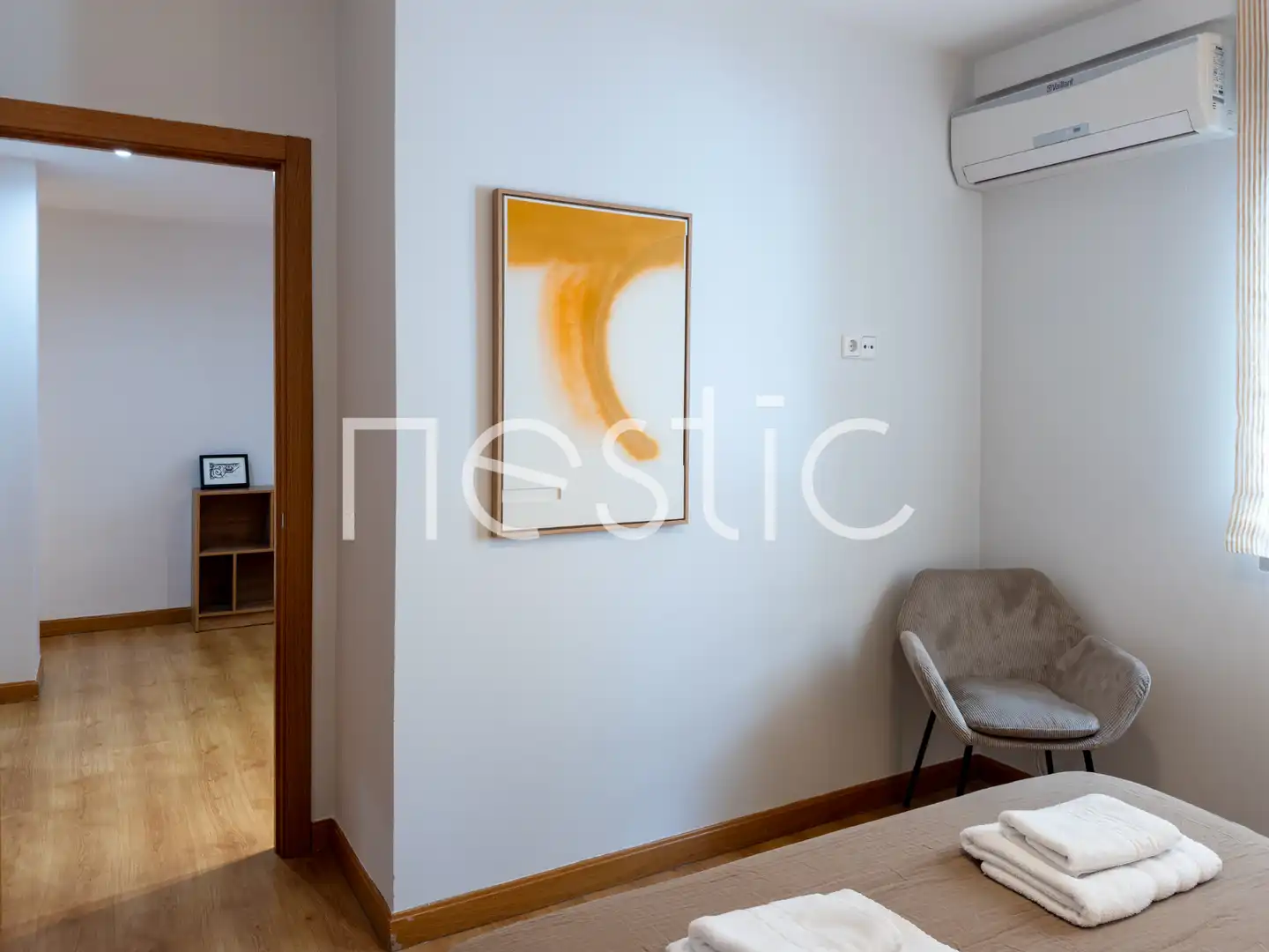 Dormitori de Apartament de lloguer en Madrid amb Aire condicionat, Calefacció i Moblat